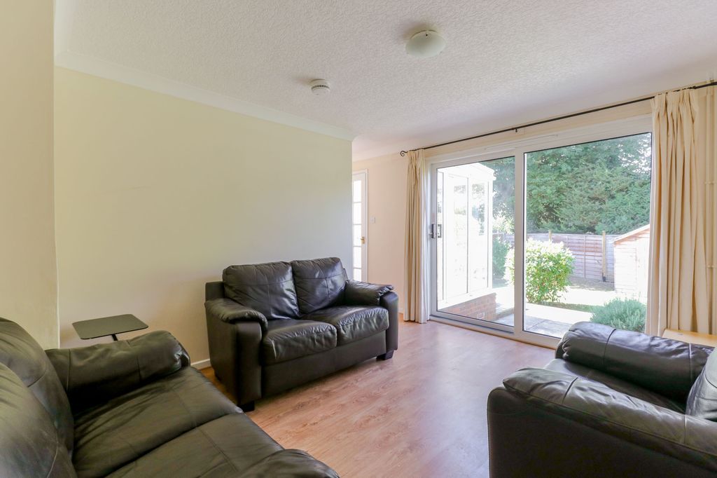 Property photo 3 of 11 20 Fd Lounge