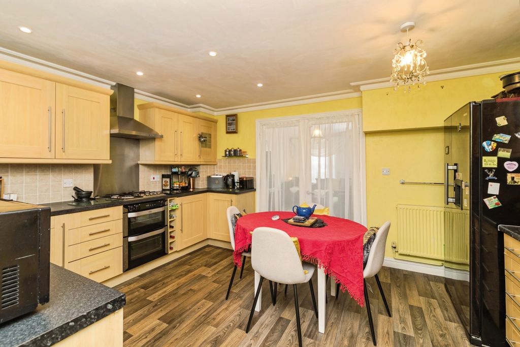 Property photo 3 of 17 Kitchen