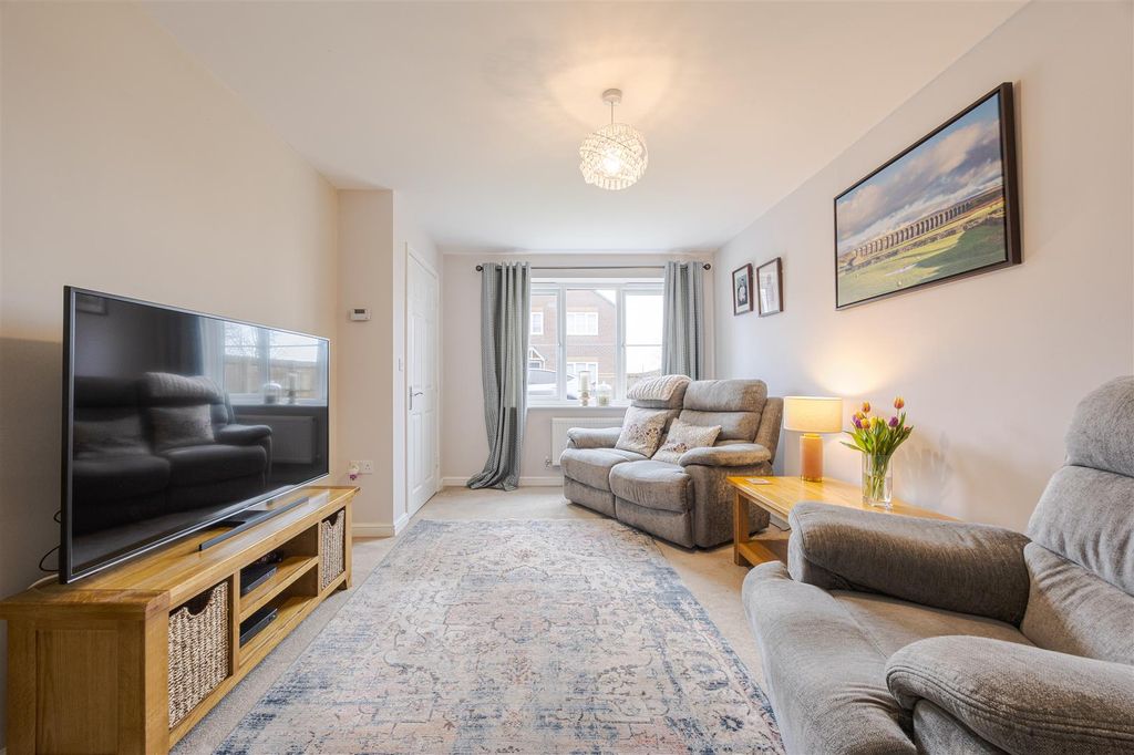 Property photo 2 of 21 Lounge