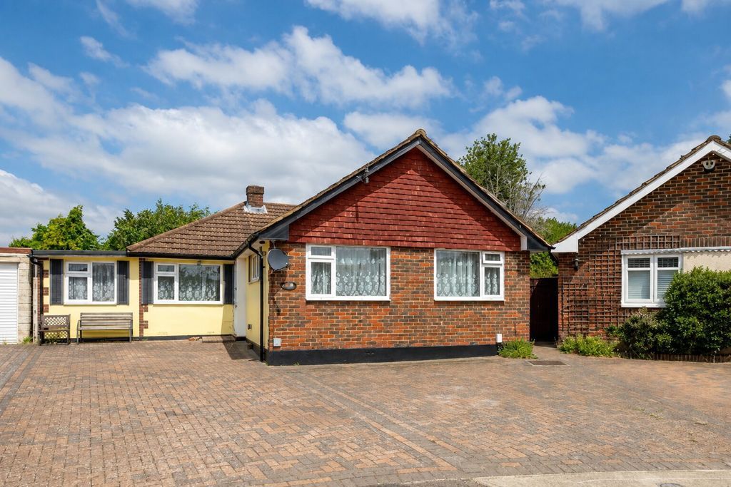 Property photo 1 of 20 Monks Avenue, West Molesey