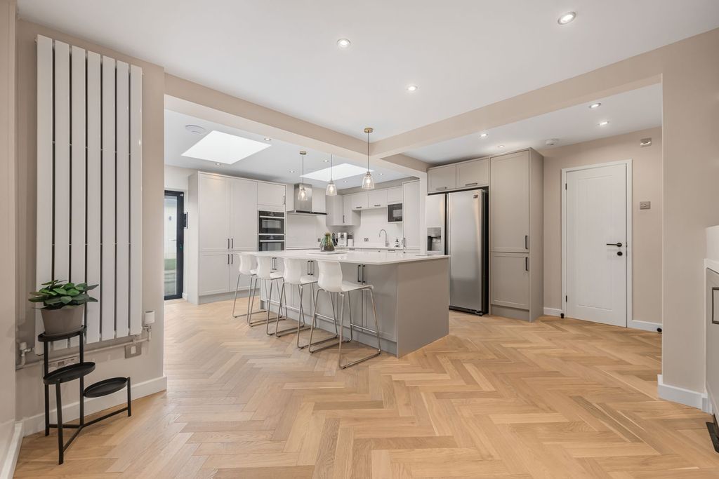 Property photo 2 of 37