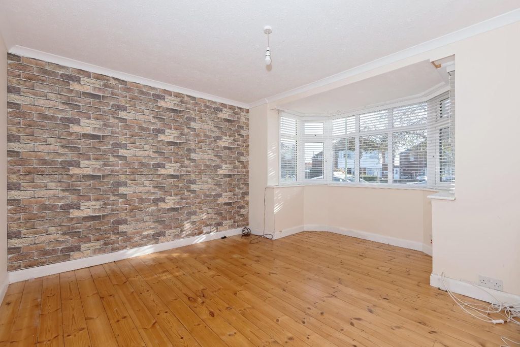 Property photo 3 of 19 Melrose Ave_6.Jpg