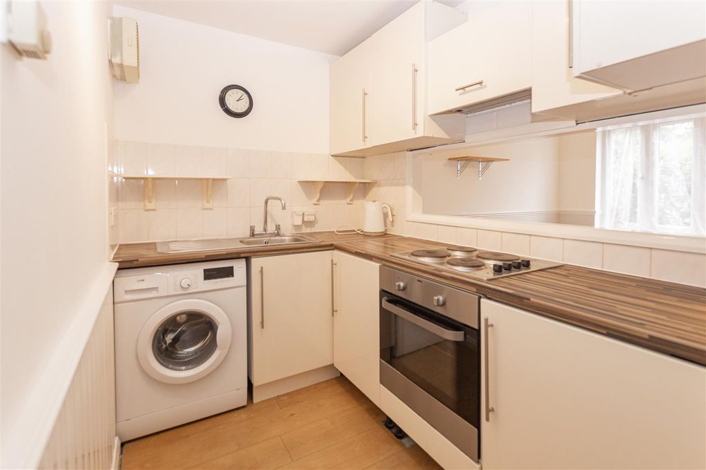 Property photo 3 of 8 Kitchen