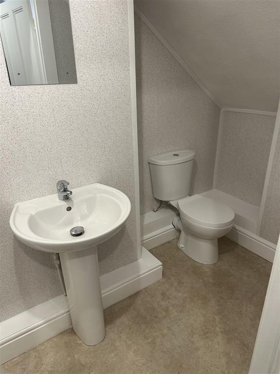 Property photo 2 of 6 Room 5 En Suite.Jpg