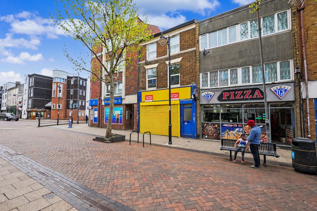 Property photo 1 of 6 Flat To Rent High Street, Gillingham Me7