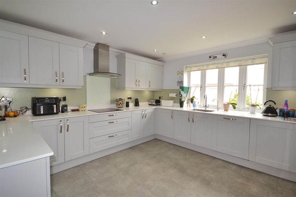 Property photo 3 of 16 11 (47).Png