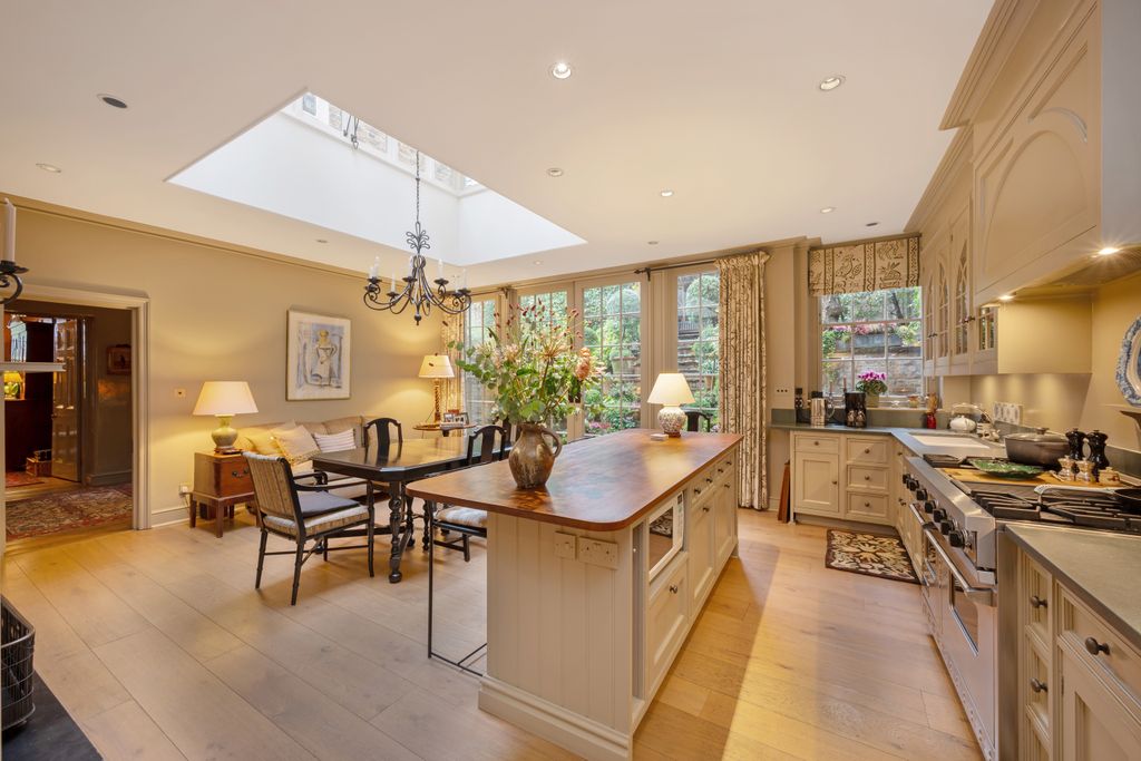 Property photo 3 of 32