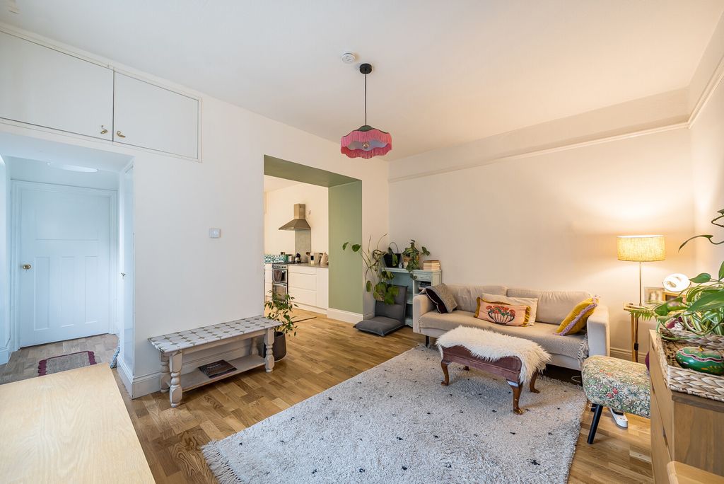 Property photo 3 of 11 1387800-14-693c39...