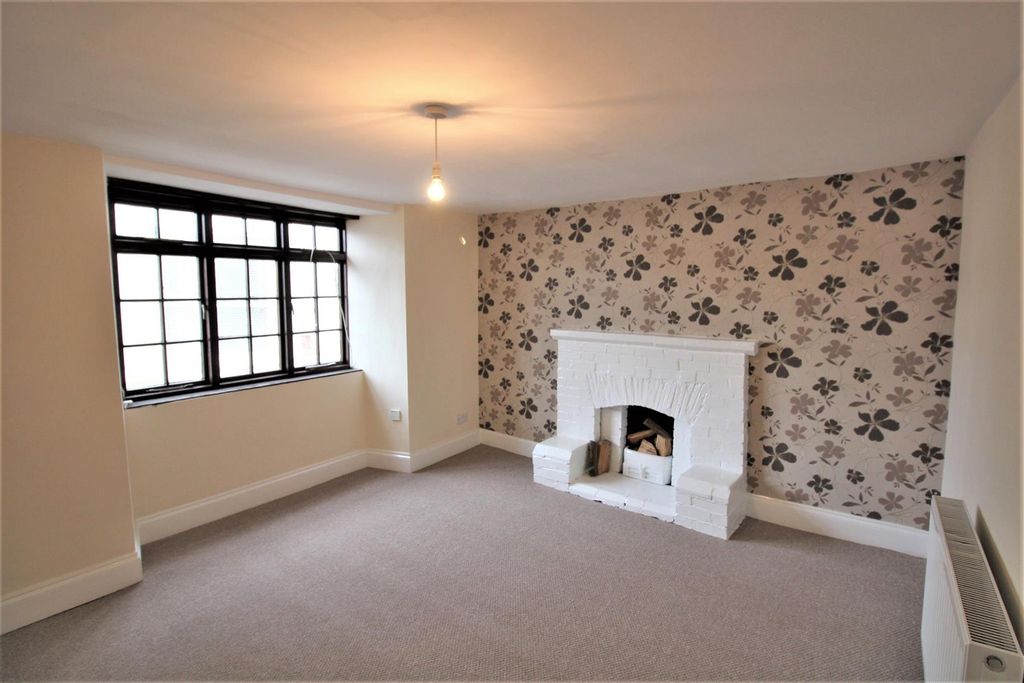 Property photo 3 of 8 Lounge