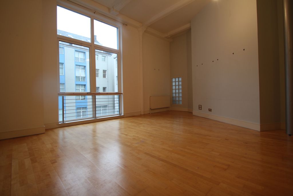 Property photo 3 of 8 Lounge