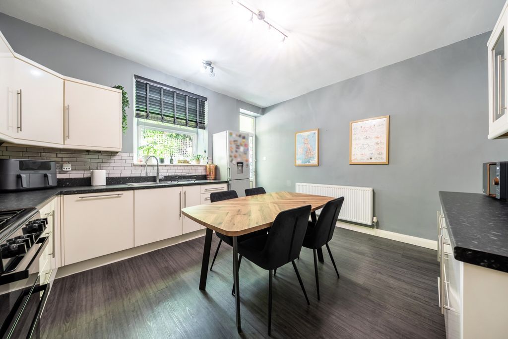 Property photo 3 of 19 Kitchen