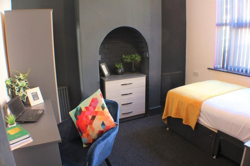 Property photo 3 of 8 A Stylish Double Bedroom Featuring A Cozy Bed, A F...