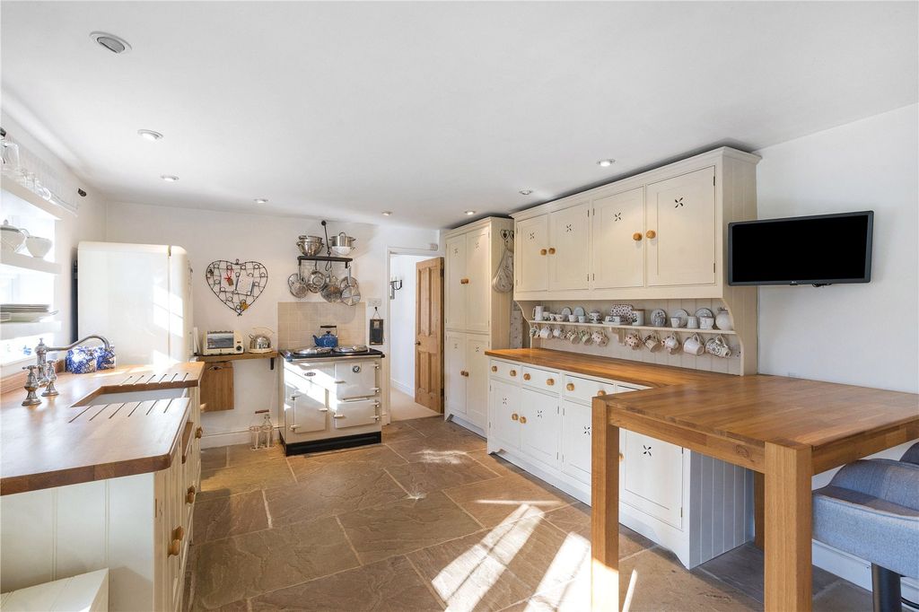Property photo 2 of 22 Country Kitchen