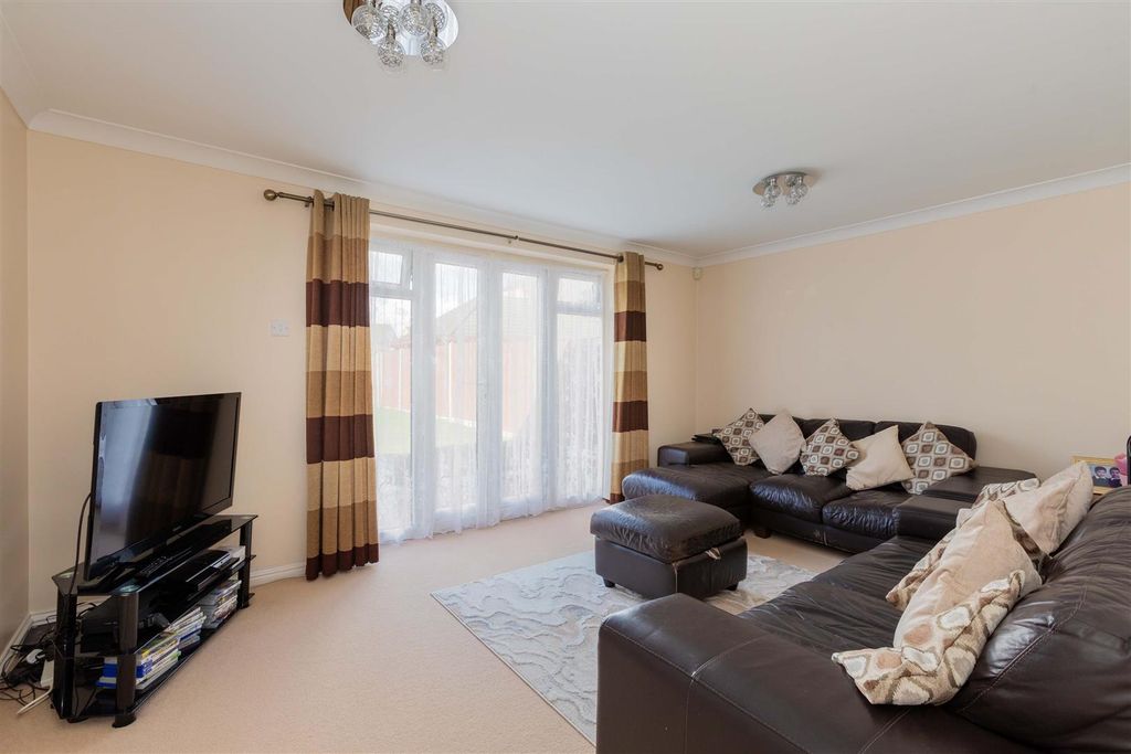 Property photo 3 of 18 20 Earls Road-11.Jpg