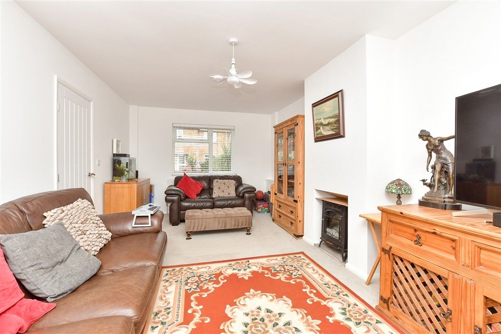 Property photo 3 of 11 Lounge