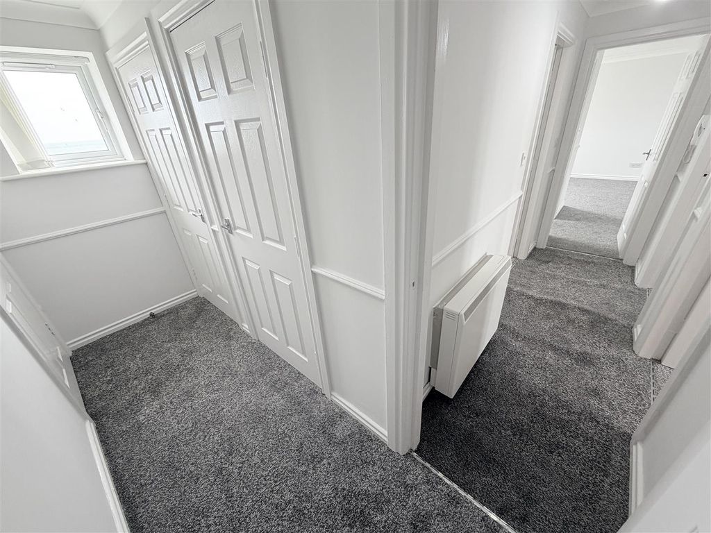 Property photo 2 of 17 Entrance & Hall