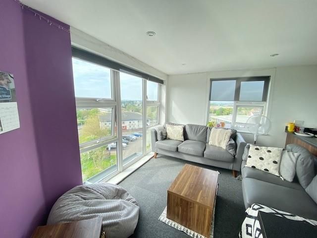 Property photo 3 of 7 Peninsula Flat 8 Lounge.Jpg