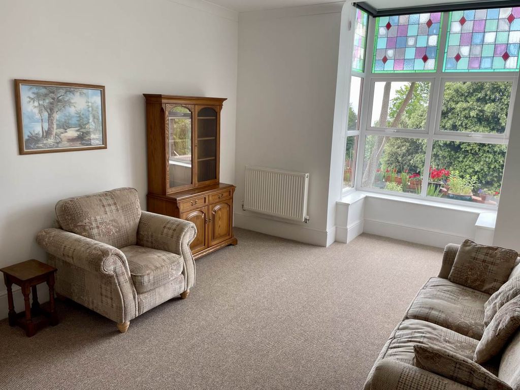 Property photo 3 of 19 Lounge 2