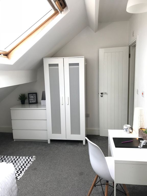 Property photo 3 of 19 This Inviting Double Bedroom Features Ample Natura...