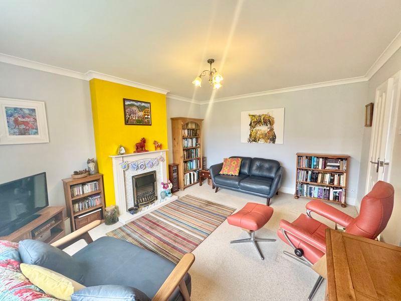 Property photo 3 of 19 Lounge