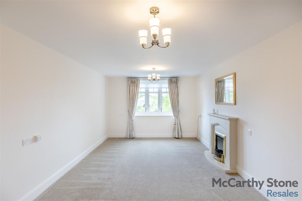 Property photo 3 of 23 8690576-Interior16.Jpg