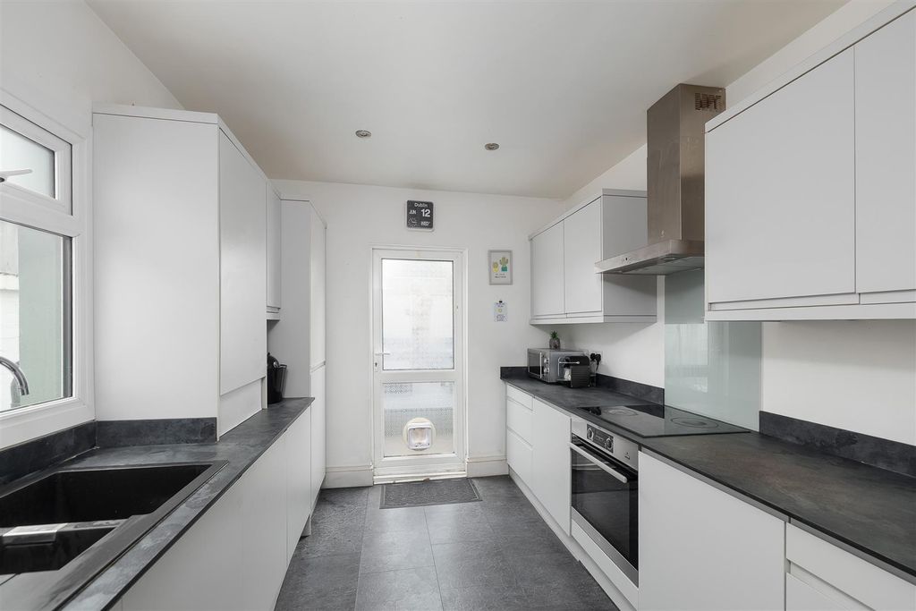 Property photo 3 of 19 Kitchen