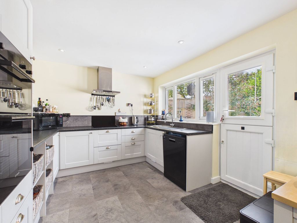 Property photo 3 of 27 Kitchen/Breakfast Room