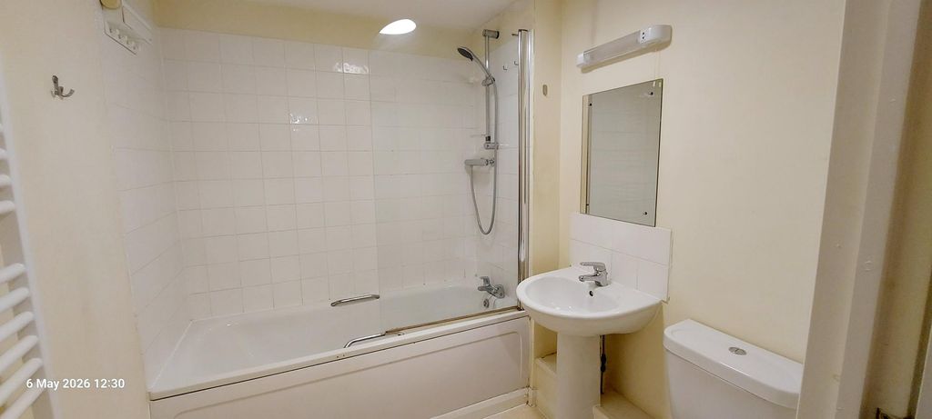 Property photo 2 of 21 Bathroom