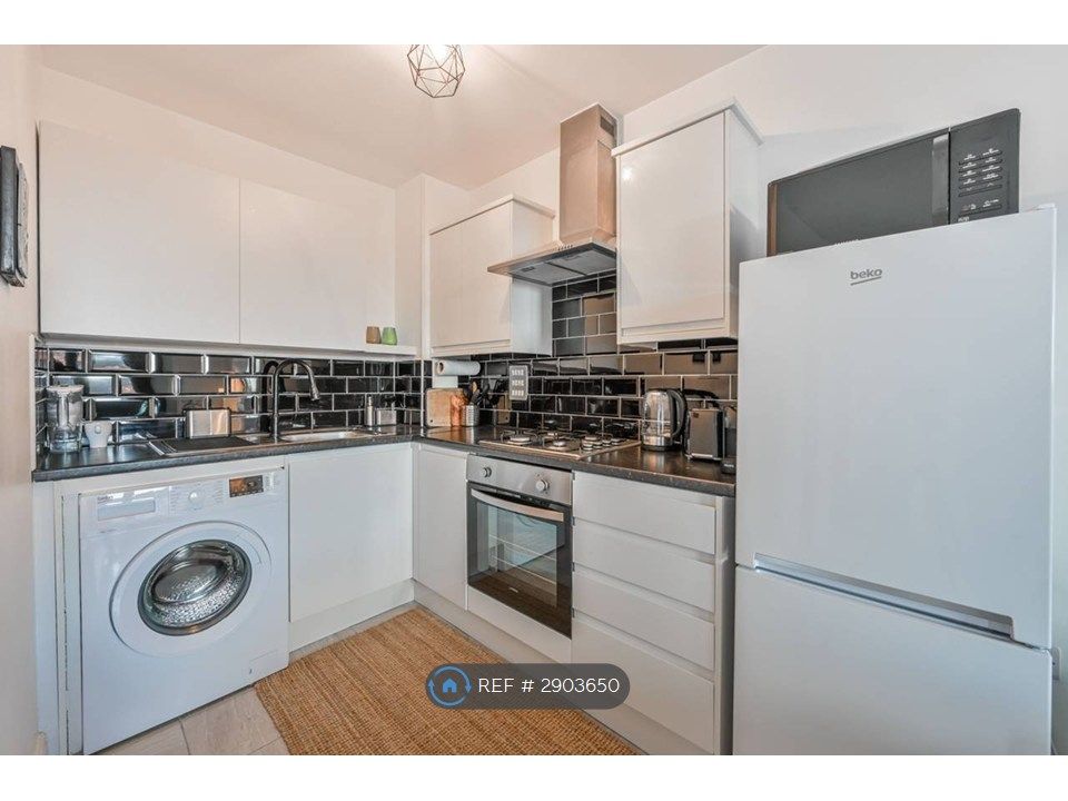 Property photo 3 of 10 Kitchen