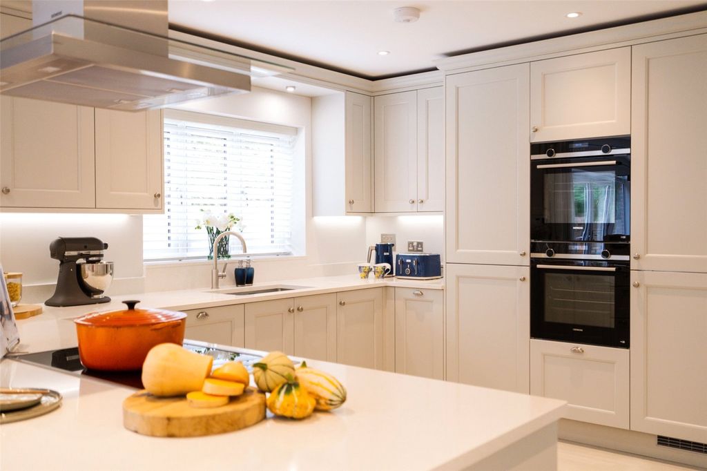 Property photo 3 of 6 Kitchen