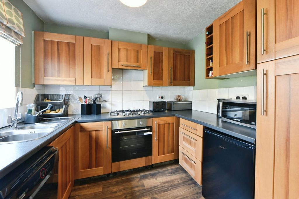 Property photo 2 of 10 Kitchen