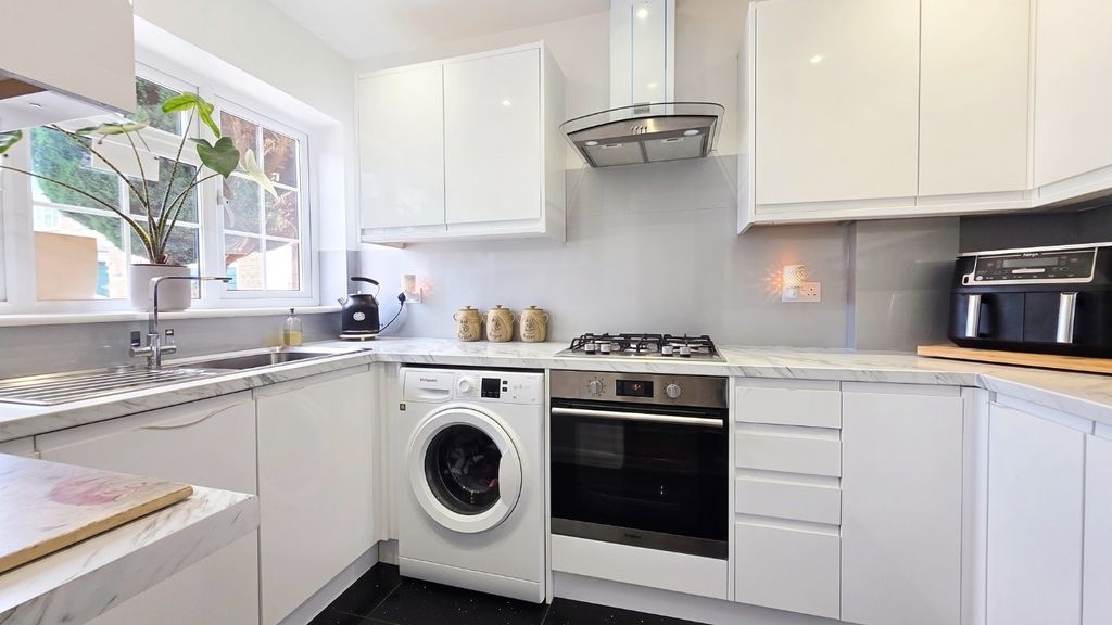 Property photo 2 of 13 5119775