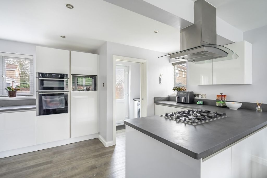 Property photo 3 of 25 Kitchen