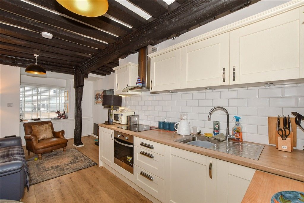 Property photo 3 of 7 Kitchen/Lounge