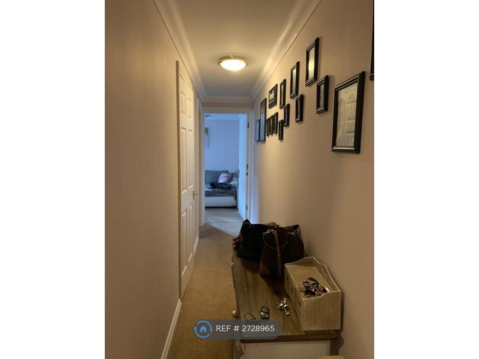 Property photo 3 of 11 Hall