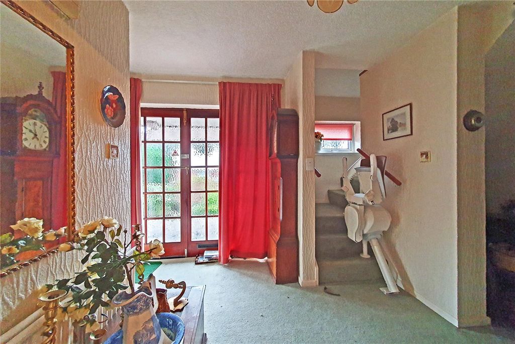 Property photo 2 of 20 Entrance Hall