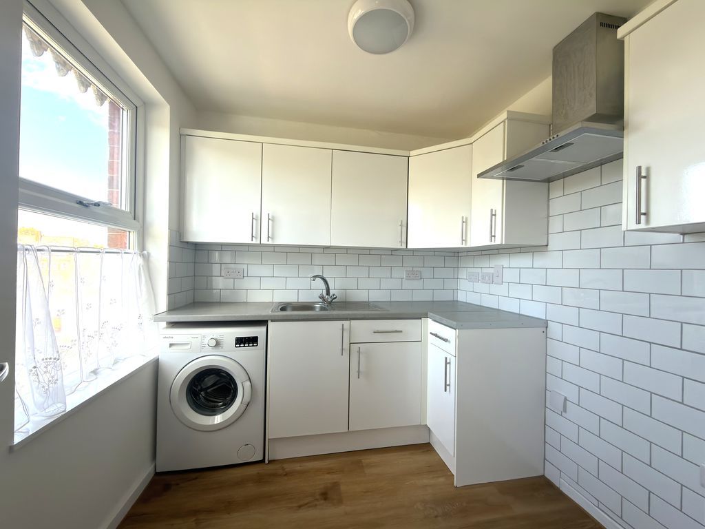 Property photo 2 of 7 Kitchen