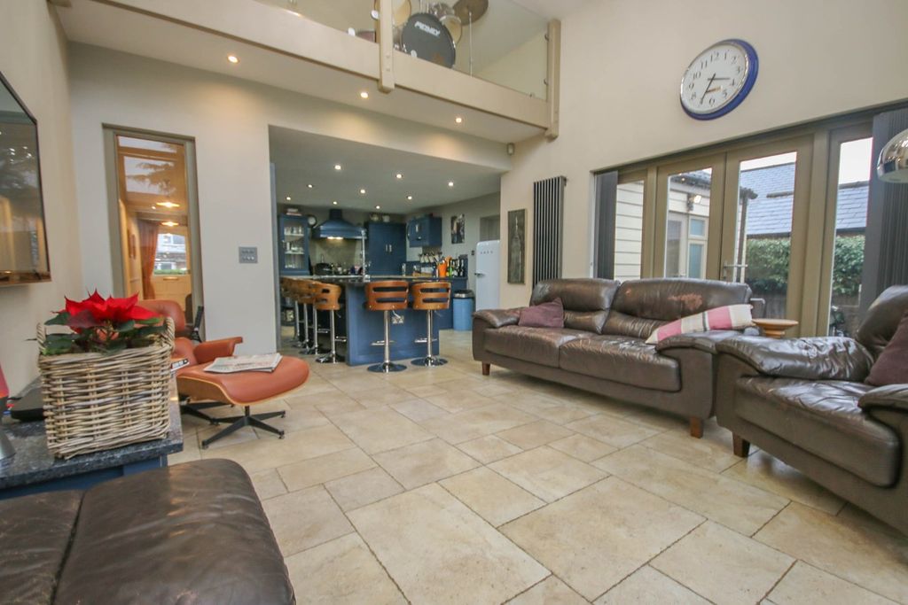 Property photo 2 of 31