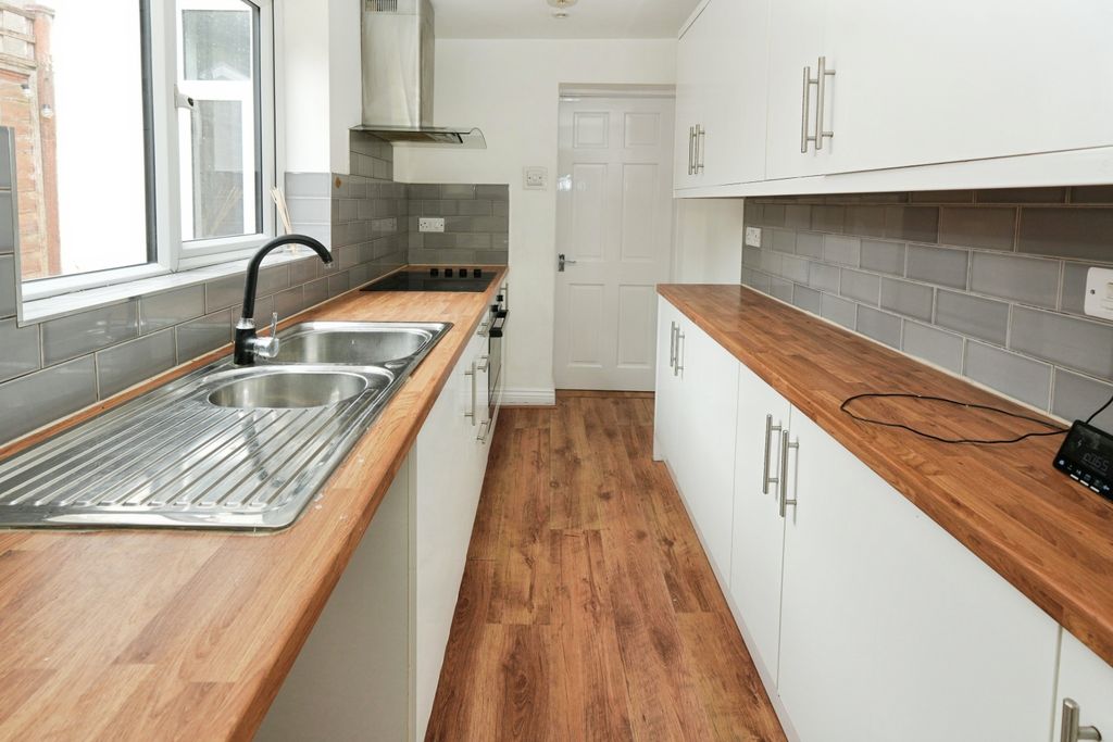 Property photo 3 of 16 Kitchen