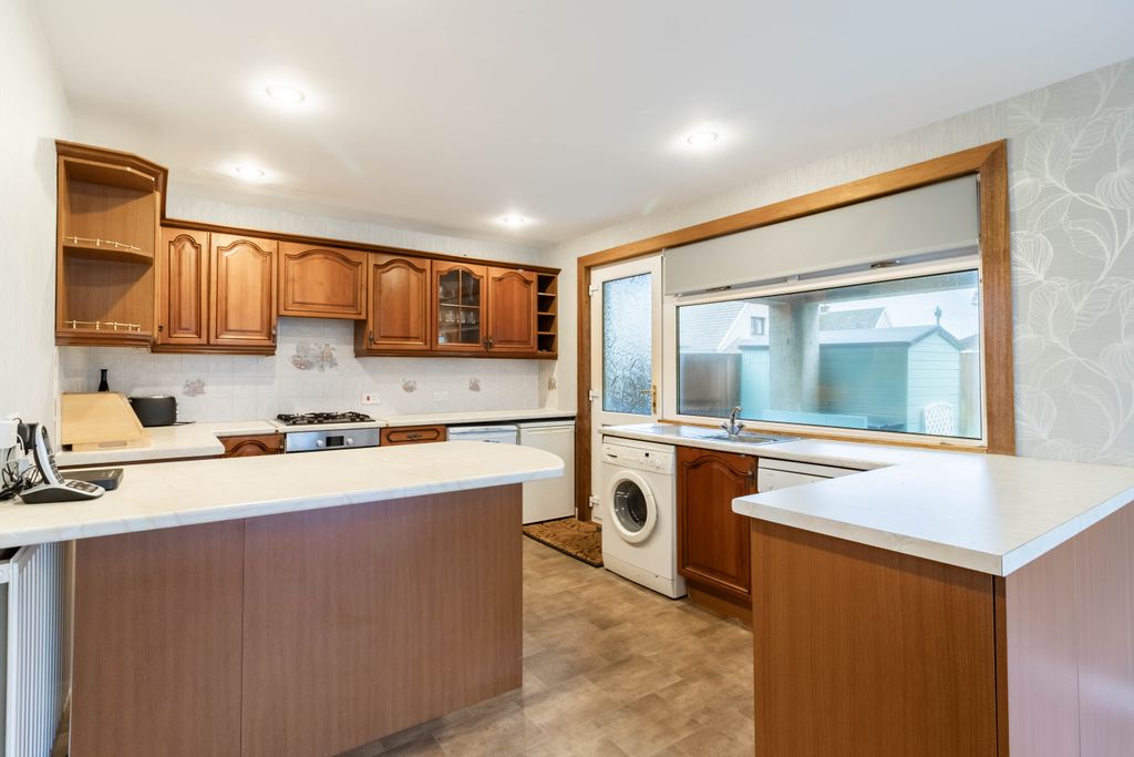 Property photo 3 of 33 Dining Kitchen