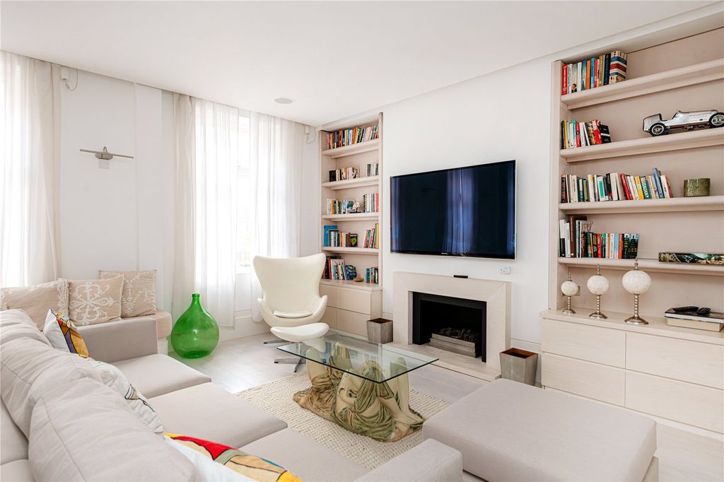 Property photo 1 of 13 Living Room