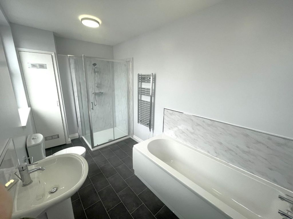Property photo 2 of 7 Bath.Jpeg