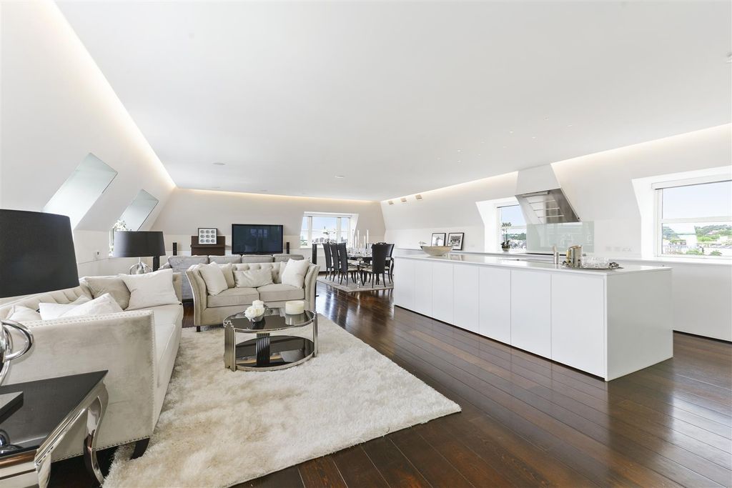 Property photo 2 of 19 Reception Area / Kitchen