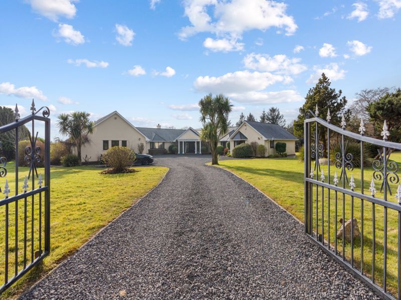 Property photo 1 of 33 Middlemede