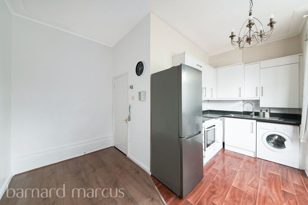 Property photo 3 of 6 Kitchen