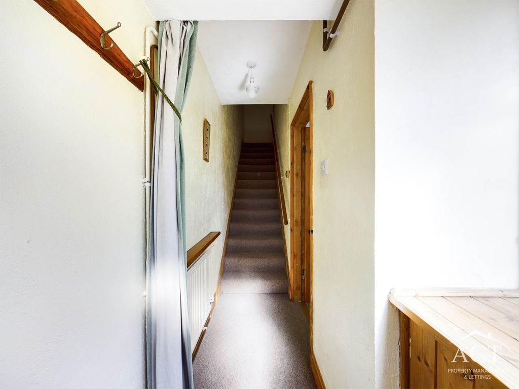Property photo 2 of 11 Hallway