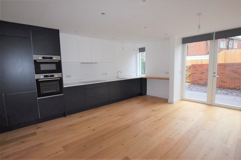 Property photo 3 of 10 Kitchen