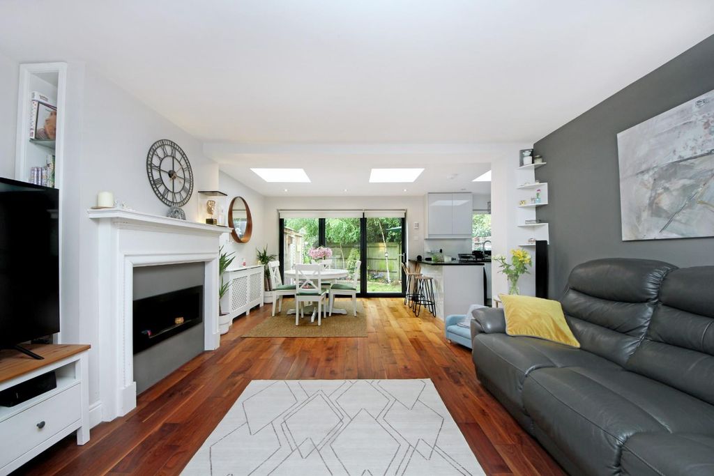 Property photo 2 of 17 Disraeli Rd