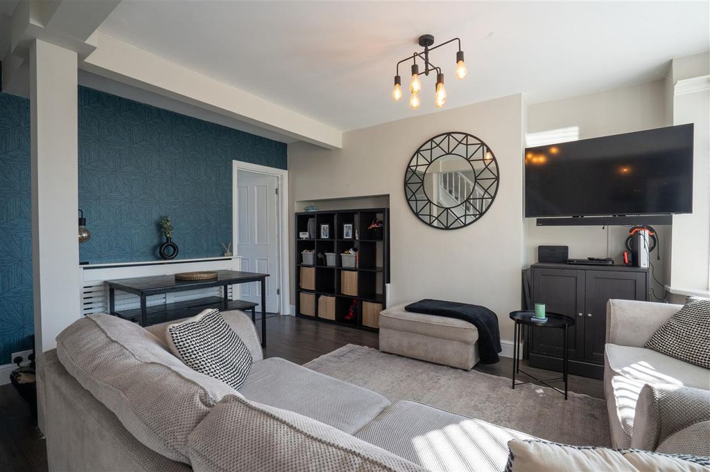 Property photo 2 of 16 Lounge