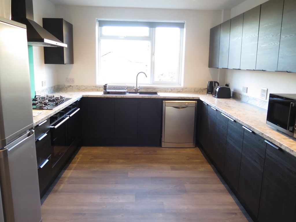 Property photo 3 of 6 Kitchen